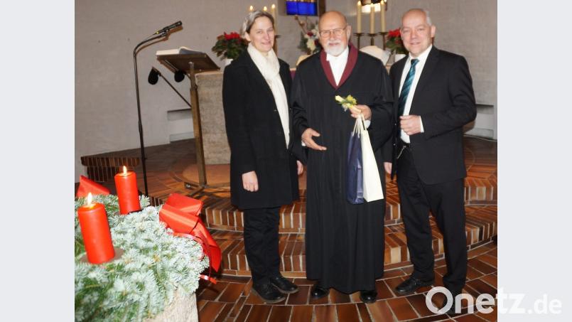Das Pfarrerehepaar Ruth und Norbert Schlinke verabschiedeten Prädikant Klaus-Dieter Zirkelbach (Mitte) aus seinem Dienst und dankten für die Arbeit. Bild: weu