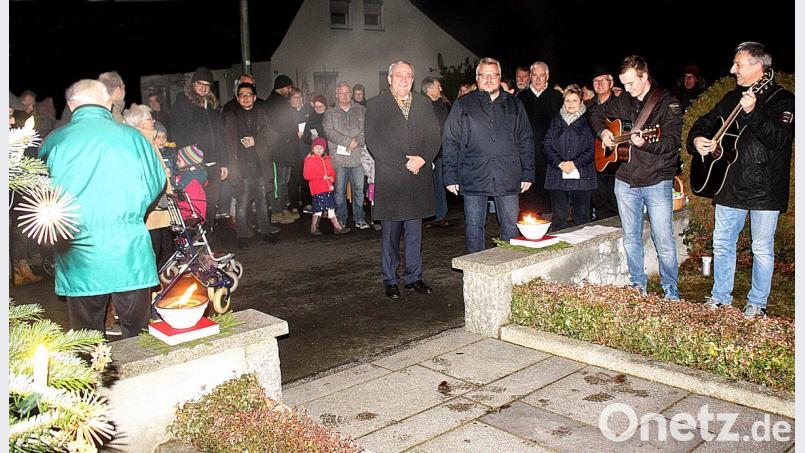 Die Rehbühlsiedler gedenken am Mahnmal ihrer Verstobenen und Gefallenen ihres Ortsteils. Bild: R. Kreuzer