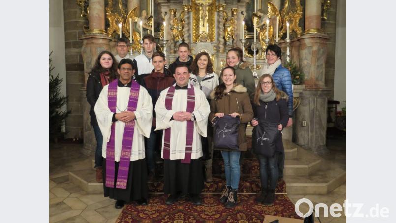 Bei der adventlichen Ministranten Feier dankt Stadtpfarrer Konrad Amschl (vorne, Bildmitte) Pfarrvikar Dr. Joseph Meenpuzhackal, Gemeindereferent Jochen Gößl, Mesnerin Regina Frank, den Gruppenleitern und den beiden Oberministrantinnen Alina Hierlein und Jennifer Zapf (vorne von rechts). Bild: jzk
