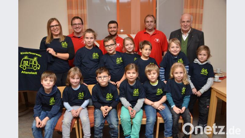 Noch ist die Kinderfeuerwehr nicht offiziell aus der Taufe gehoben. Einheitliche T-Shirts markieren sie aber längst als ein Team. Rebecca Rupprecht (links) leitet die Kinder spielerisch an. Zur ersten Zusammenkunft mit den Eltern kam auch dritter Bürgermeister Johann Gollwitzer (rechts) vorbei. Die Kommandanten Klaus Rupprecht (Zweiter von rechts) und Christoph Gollwitzer (Zweiter von links) sowie Vorsitzender Florian Lukas (Mitte) sind begeistert von der Nachwuchsgruppe. Bild: dob