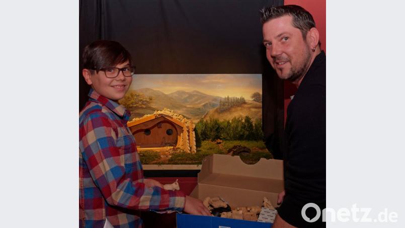 Tim und sein Vater Christian beim Aufbau der Krippe im Museumsquartier. Bild: tr