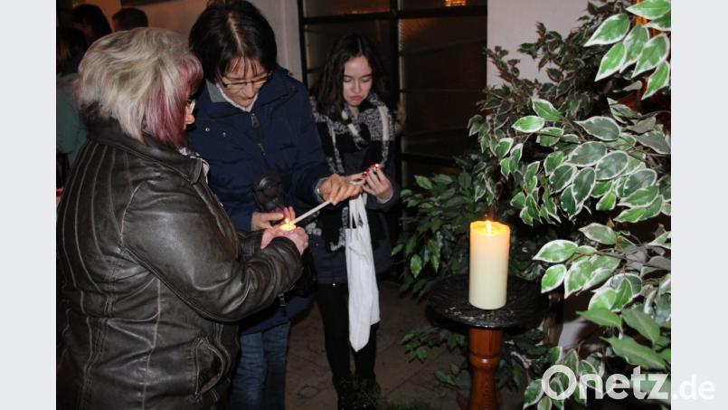 Bei der Marienfigur brennt wieder das Licht, das an der Geburtsgrotte in Betlehem entzündet wurde. Mit einer eigenen Laterne oder den bereitstehenden Kerzen kann es mit nach Hause genommen werden. Bild: bjo