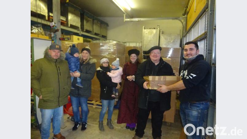 Die Krabbelgruppe übergibt den Pfadfindern auch ein Paket. Bild: wrm
