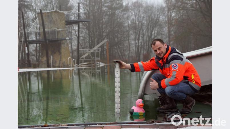 Noch schwimmt nur die Ente der Tochter von Bademeister Kai Wolf im Naturerlebnisbad. Besucher aus dem ganzen nordbayerischen Raum werden wieder erwartet. Bild: bkr