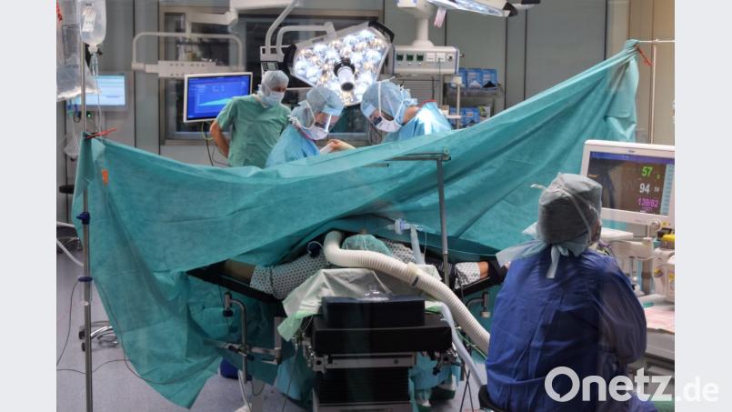In den neuen Operationssälen der Klinik Lindenlohe wird auf höchstem medizinischen wie technischen Niveau gearbeitet. Bild: exb