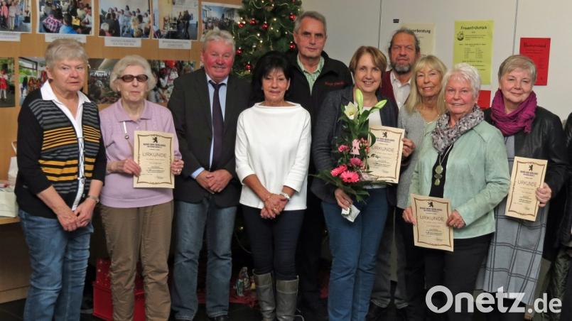 Unter den – von Vorsitzender Bärbel Strobl (Vierte von links) – Geehrten beim Bund der Berliner und Freunde Berlins ist auch Landtagsabgeordnete Annette Karl (mit Blumenstrauß). Bild: Dobmeier