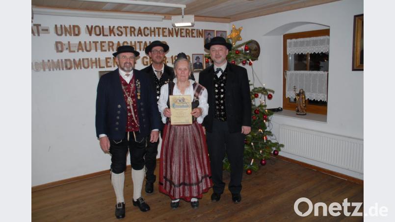 Seit 70 Jahren ist Franziska Meier aktive Trachtlerin. Anerkennung zollten ihr dafür (von links) Gauvorsitzender Peter Kurzwart sowie die Schmidmühlener Trachtler-Vorsitzenden Markus Mehringer und Gerald Stauber. Bild: Voigt, Ingrid