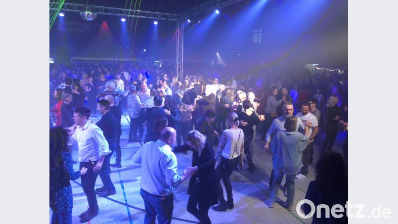 Volle Tanzfläche auf Höllriegl&#039;s Weihnachtsparty. Bild: Kunz