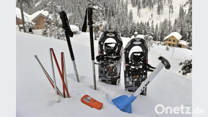 Nach rund einer Stunde haben Retter ein von einer Lawine verschüttetes Kind lebendig befreit. (Symbolbild). Bild:  Marc Tirl/dpa