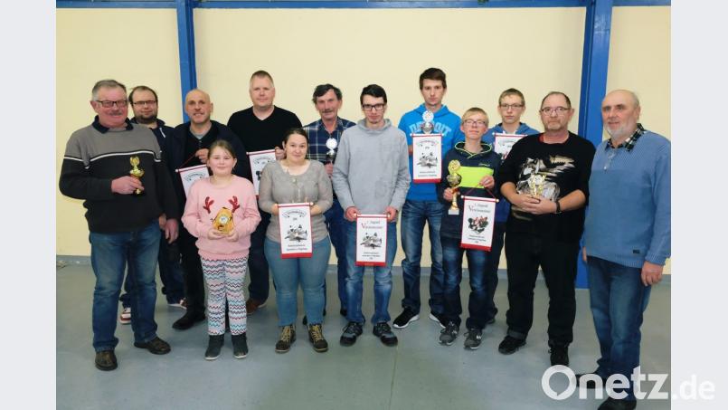 Mit Meisterschaftswimpeln und Pokalen ehrte der Kleintierzuchtverein Speinshart und Umgebung im Züchterheim in Tremmersdorf die Sieger des Zuchtjahres 2018. Unser Bild zeigt die Geehrten mit Vorstand Josef Kaufmann (li) und Ausstellungsleiter Alexander Böhm (re). Bild: do