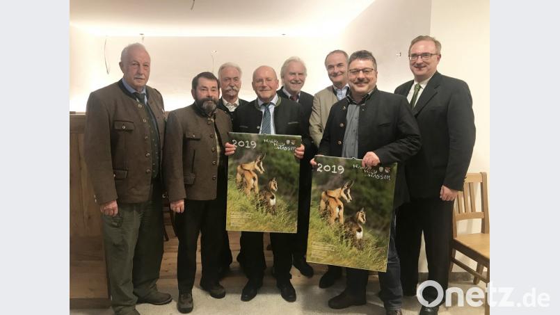 Die Runde präsentiert auch gleich den neuen Kalender „Wald, Wild, Wasser“, den die Jäger mit den Fischern herausgeben. Von links Dr. Günther Baumer, Armin Joscht, Franz Brunner, Josef Wutz, Albert Robold, Walter Faltl, Hans Holler und Alexander Flierl. Bild: exb