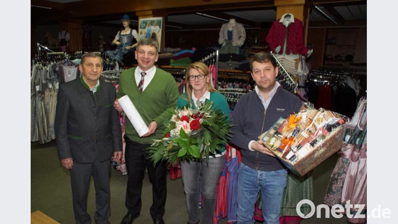 IHK-Geschäftsführer Manuel Lischka (Zweiter von links) gratuliert mit einer Urkunde Josefine Henschke zum 50-jährigen Dienstjubiläum bei Rose-Dirndl in Dietersdorf. Blumen und ein Präsent gab es für die Jubilarin von Michael Ebnet sen. (links) und Juniorchef Michael Ebnet. Bild: mmj