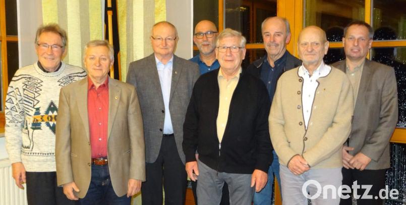 Die Kolpingsfamilie Hirschau ehrt langjährige Mitglieder (von links): Rudolf Kederer, Anton Bauer, Eduard Neydert, Vorsitzender Siegfried Schorner, Bernhard Epp, Wolfgang Weih, Gerhard Tonn und stellvertretender Vorsitzender Lothar Meier. Bild: u