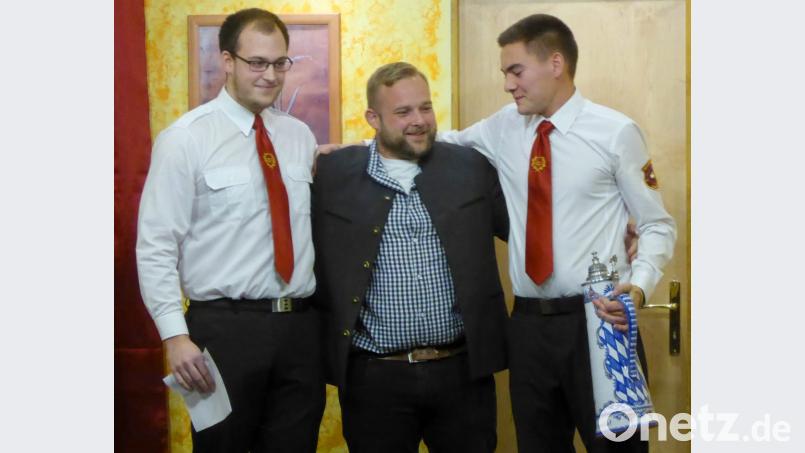 Vorsitzender Benjamin Hösl (links) und sein Stellvertreter Toni Forster (rechts) ernennen Daniel Scharnagl zum Ehrenvorsitzenden. Bild: fsb