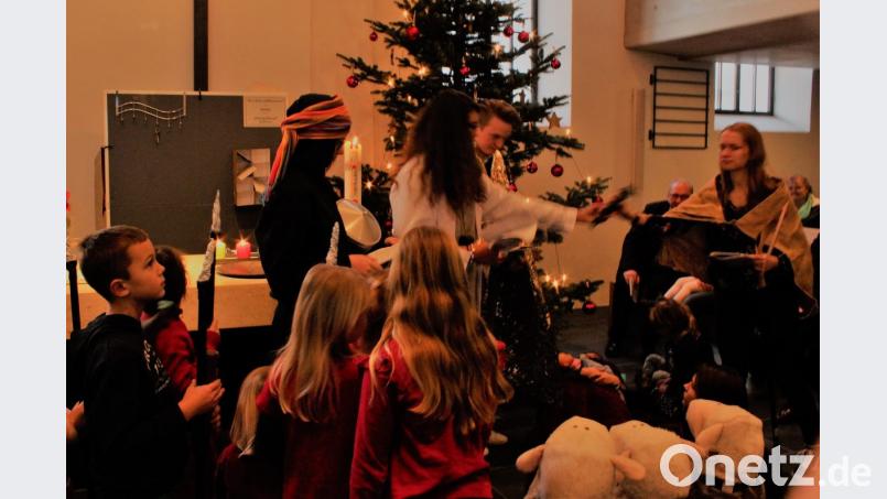 Die Jugendleiter der Erlöserkirche gestalteten mit und für die Kinder ein ungewöhnliches Krippenspiel. Bild: exb