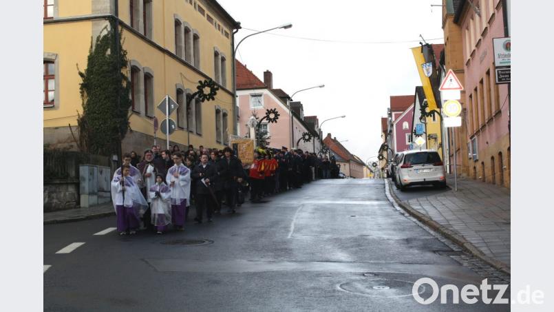 Trauerbeflaggt war das Pressather Rathaus, als ein langer Trauerzug dem am 18. Dezember verstorbenen Stadtrat Norbert Höfer das letzte Geleit gab. Bild: bjp Bild: bjp