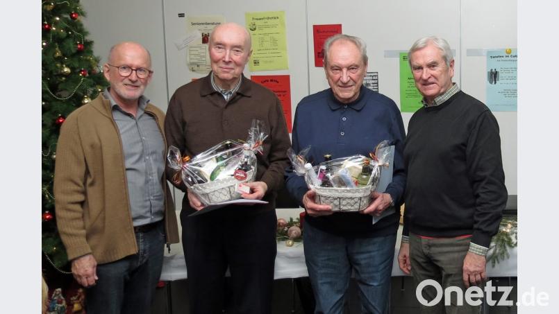 Vorsitzender Manfred Kuchner (von links) überreicht Geschenkkörbe an Helmut Scharrer für 65 Jahre und Josef Groher für 60 Jahre Gewerkschaftszugehörigkeit im Fachbereich Telekom und Postdienste. Es gratuliert Bezirks-Seniorensprecher Manfred Haberzeth. Bild: Dobmeier