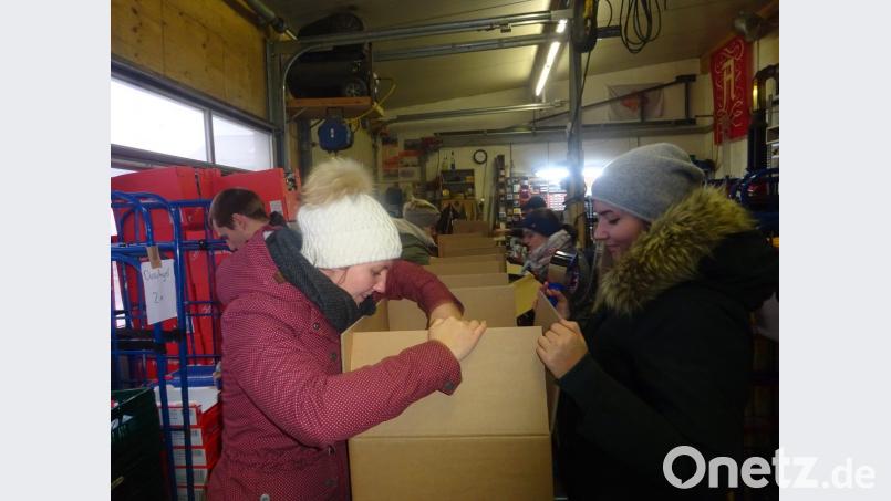 Die Pfadfinder Windischeschenbach packen für die Weihnachtstrucker-Aktion: Jeder packte &quot;seinen&quot; Gegenstand an einen bestimmten Platz im Karton. Bild: wrm