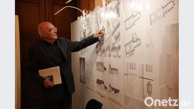 Prof. Michael Gaenssler, Vorsitzender des Preisgerichts, erläutert die Vorschläge für die Sanierung des Stadttheaters. Bis 17. Dezember waren sie im Rathaussaal ausgestellt. Bild: Katrin Moch