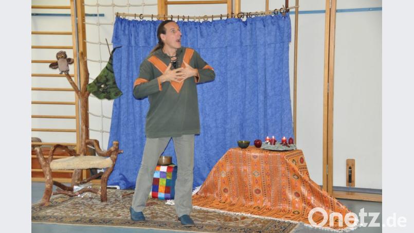 Märchenerzähler Olivier Machander begeistert die Buben und Mädchen des Kinderhauses Mobile mit seinen Geschichten und auch mit seiner Körpersprache. Bild: ak