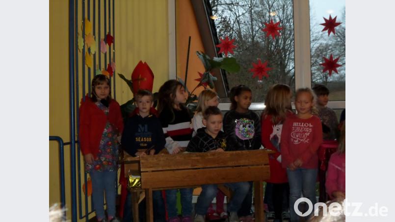 Ein bunter Reigen von Liedern, Gedichten, Spielstücken und einem Tanz sorgten für ein abwechslungsreiches Programm bei der Schulweihnacht. Bild: ela