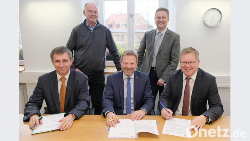 Die Verträge für den Wasserpakt und der Trinkwasserliefervertrag werden unterzeichnet (vorn, von links): Stadtwerke-Geschäftsführer Professor Stephan Prechtl, Bürgermeister Alwin Märkl und Oberbürgermeister Michael Cerny; hinten (von links): Referatsleiter Bernhard Mitko von der Stadt Amberg und Wassermeister Thomas Lotter. Bild: Stadt Amberg