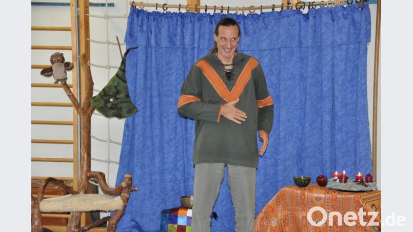 Märchenerzähler Olivier Machander begeistert die Buben und Mädchen des Kinderhauses Mobile mit seinen Geschichten und auch mit seiner Körpersprache. Bild: ak