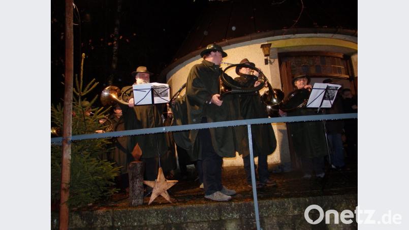 Die Jagdhornbläser umrahmen stimmungsvoll die romantische Waldweihnacht. Bild: wrt