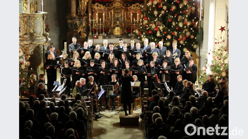 Der katholische Kirchenchor mit dem Kirchenorchester unter der Leitung von Stefanie Rüger. Bild: njn