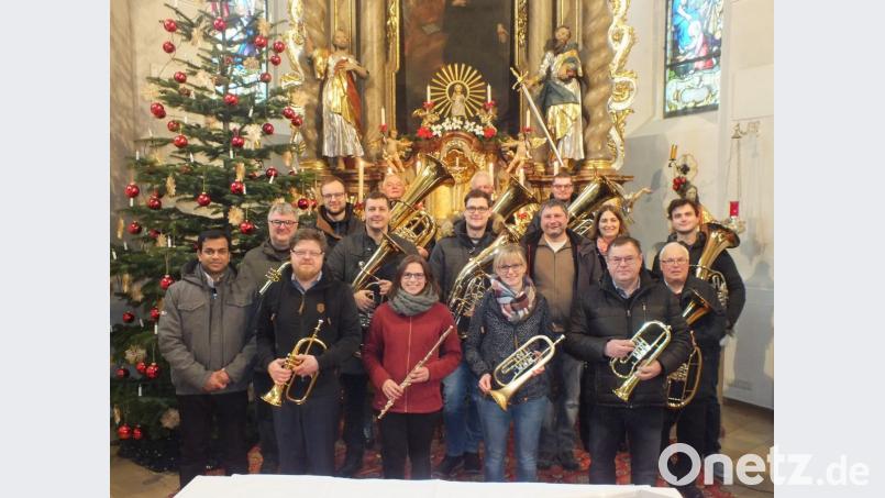 Die Fichtelgebirgskapelle Ebnath stimmte am vierten Adventssonntag die Besucher auf das Weihnachtsfest ein. Pfarrer Pater Anish George (v.li) dankte den Musikern für ihr Engagement. Bild: soj