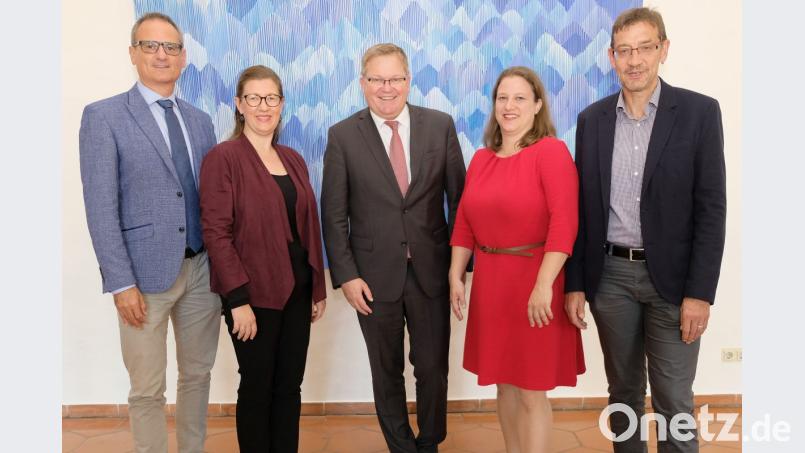 Von links nach rechts: Kulturreferent Wolfgang Dersch, Katja Körtge, Oberbürgermeister Michael Cerny, Barbara Hauck undKulturamtsleiter Reiner Volkert. Bild: Thomas Graml, Stadt Amberg