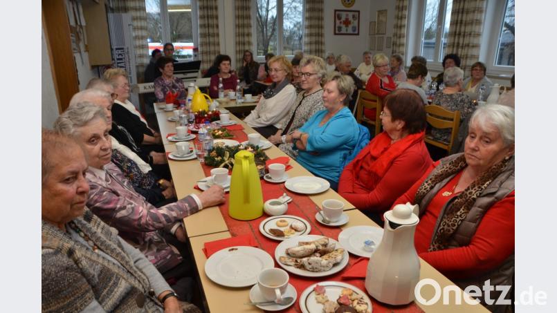 Christus geht auch am Heiligabend durch die Krankenhäuser. Für die Kranken scheint an Weihnachten ein Licht, aus dem sie Kraft schöpfen können. In der Krebsselbsthilfegruppe von Lotte Hofmann zog am vierten Adventssonntag im Rotkreuzhaus Ruhe und Besinnlichkeit ein. Im vergangenen Jahr verlor die Gruppe nur ein Mitglied. Bild: dob