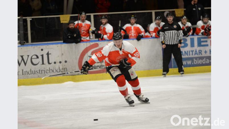 Der ERSC Amberg trat zweimal in rot-weißen Trikots an, die nun nach zwei Spielen zur Versteigerung kommen. Bild: brü