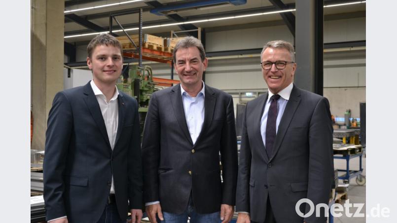 Ab Januar ist Peter Götzl (links) aus Erbendorf Inhaber und Geschäftsführer der Firma MTT. Er ist der Nachfolger von Geschäftsführer Horst Heider (Mitte), der dann als Betriebsleiter am Standort Tirschenreuth fungiert. Bürgermeister Franz Stahl (rechts) gratuliert zur Übergabe. Bild: szl