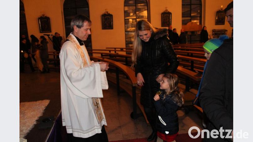 Pfarrer Werner Sulzer verteilte Sterne an die Kinder. Bild: bjo