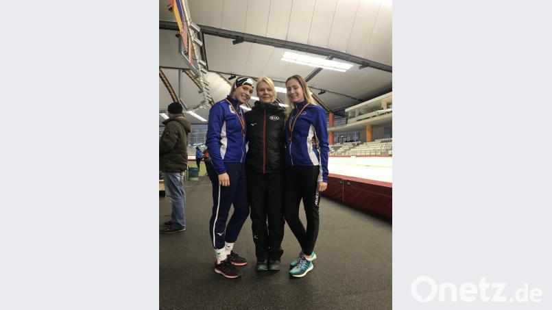 Meghan Wystrichowski mit ihrer Trainerin Gunda Niemann-Stirnemann und deren Tochter Victoria Stirnemann (von rechts). Bild: privat