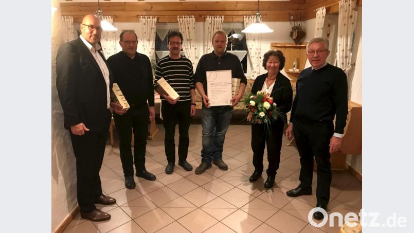 Jubilarehrungen beim Autohaus Matthes: Das Bild zeigt von rechts Geschäftsführer Gerhard Matthes, die Jubilare Helga Bädermann, Andreas Schwarz, Markus Stengl und Claus Stöcker sowie Geschäftsführer Stefan Bayer. Bild: exb