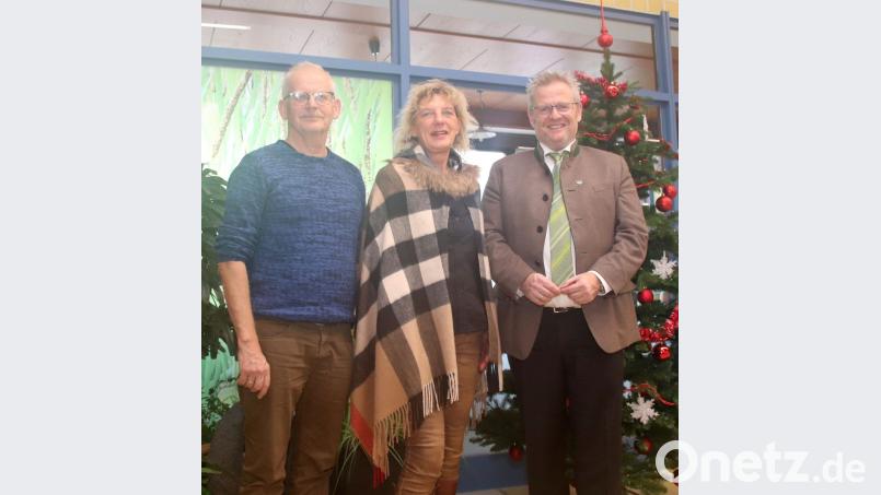 Bäderleiter Rüdiger Frey, Mitorganisatorin Beate Kroneder-Nößner und Oberbürgermeister Andreas Feller (von links) machten Werbung für die beiden bevorstehenden "Nächte der Entspannung" im Hallenbad Dachelhofen. Bild: Dobler