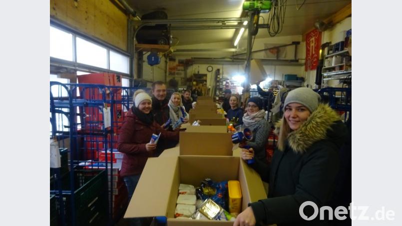 Pfadfinder Windischeschenbach packen für die Weihnachtstrucker-Aktion: Jeder packte &quot;seinen&quot; Gegenstand in den Karton. Bild: wrm