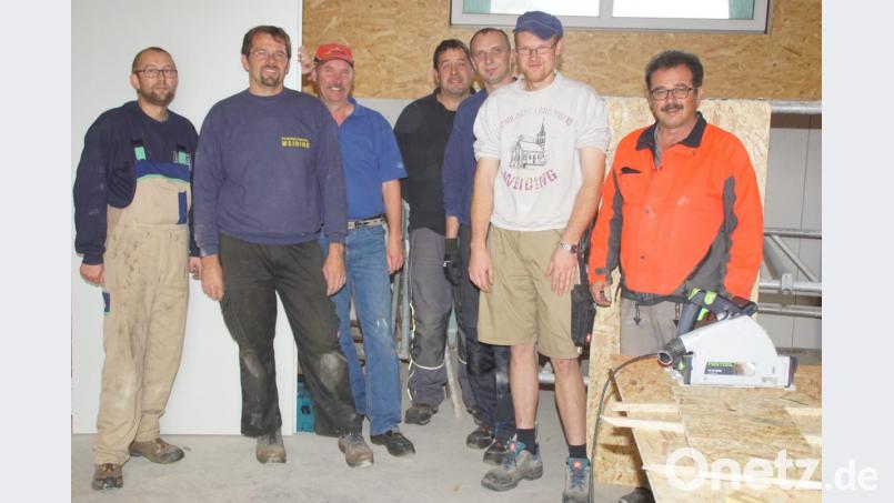 Eigenleistungen waren und sind beim Bauhof gefragt. Mitglieder der Feuerwehr packten, wie dieser Trupp am 20. Oktober mit Bürgermeister Manfred Dirscherl (rechts), mit an. Bild: mmj