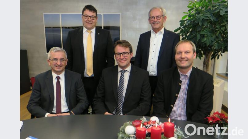 Die beiden Bürgermeister Thomas Falter und Harald Bemmerl (stehend von links) stellten den neuen Geschäftsstellenleiter der Verwaltungsgemeinschaft Wackersdorf, Daniel Fendl (sitzend links), und den neuen Hauptamtsleiter Reinhard Schuß (sitzend Mitte) vor. Rechts Personalrat Armin Kellermann. Bild: Hirsch