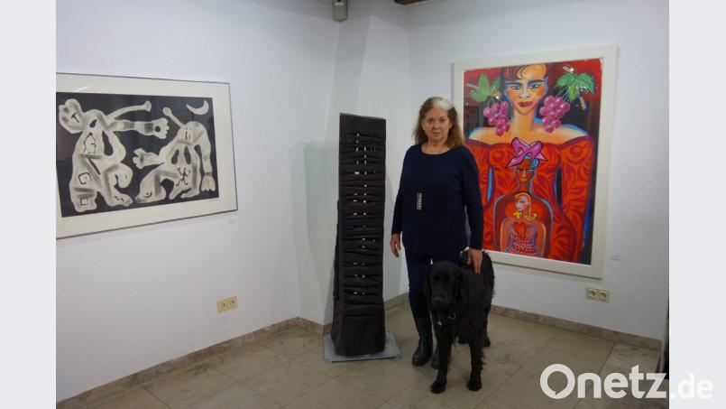 Marianne Schönsteiner-Mehr vom Kuntskabinett fühlt sich in ihrer aktuellen Ausstellung ein wenig wie im eigenen Wohnzimmer. Dazu passt auch ihr Hund. Bild: wsu