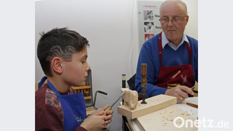 Günter Stammwitz hat den jungen Mann schon bei der Museumsnacht 2015 eingeladen bei den Krippenschnitzern mitzumachen. Bild: tr