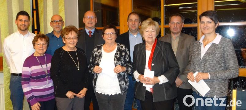 Den Helfern bei der Altkleider- und Altpapiersammlung und in der Sammelstelle ist es vor allem zu verdanken, dass die Kolpingsfamilie Spenden in Höhe von 5000 Euro verteilen kann (von links): Johannes Sellmeyer (HvO), Erika Papp (Hospiz), Vorsitzender Siegfried Schorner, Helga Roderer (Hospiz), Eduard Freisinger (Jura-Werkstätten), Bärbel Birner (Africa Luz), Holger Hassel (SOS-Kinderdorf), Waltraud Frieser (SkF), stellvertretender Vorsitzender Lothar Meier und Irmgard Sellmeyer (Caritas-Sozialstation und Obst- und Gartenbauverein). Bild: u