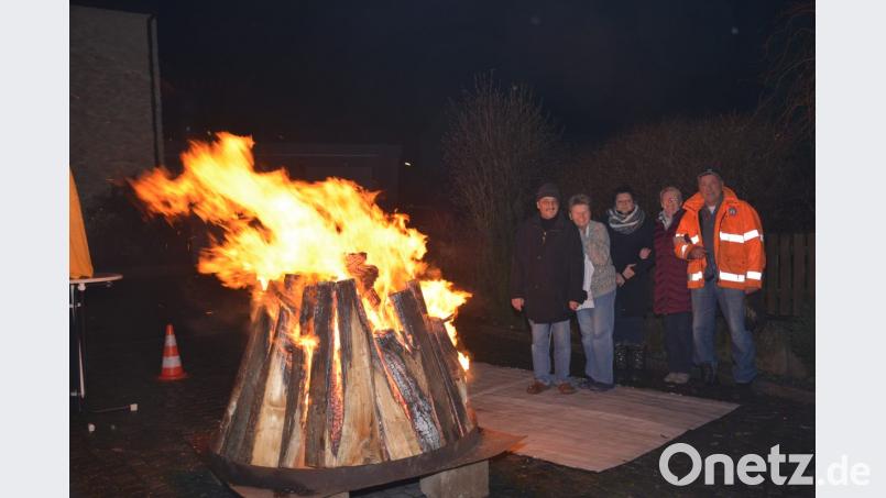 Herbert Brilla (rechts) und Karin Brilla (Zweite von links) feiern die Winterwende. Bild: ak