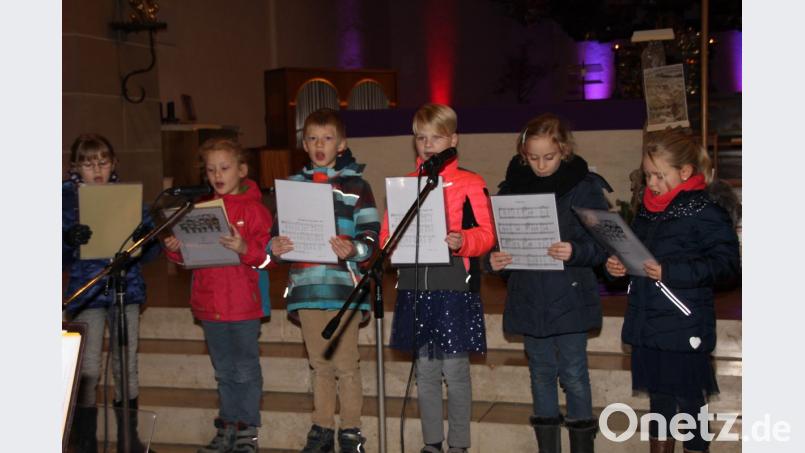 Mit ihren fröhlichen Stimmen begeistern die jungen Sänger des Kinderchors das Publikum. Bild: ads