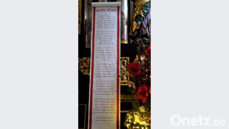 Vor 200 Jahren wurde erstmals das im Salzburger Land entstandene Weihnachtslied „Stille Nacht, heilige Nacht“ gesungen. Pfarrer Prechtl nahm dies zum Anlass, das in die Dekoration des Altarraums einfließen zu lassen. Bild: mng