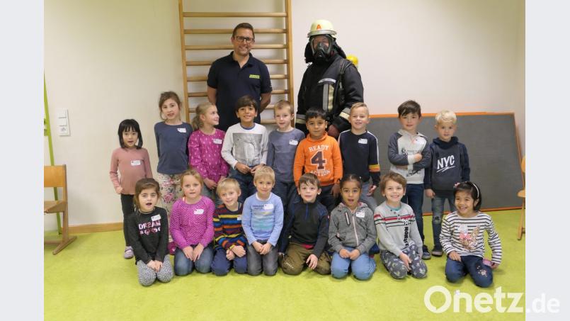 Die Kinder des städtischen Kinderhauses &quot;Tausendfüßler&quot; gemeinsam mit Kommandant Tobias Tippmann (hinten, links) und Martin Stingl (hinten, rechts) von der Feuerwehr Waldsassen. Bild: flm