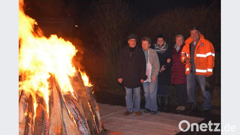 Herbert Brilla (rechts) und Karin Brilla (Zweite von links) feiern die Winterwende. Bild: ak