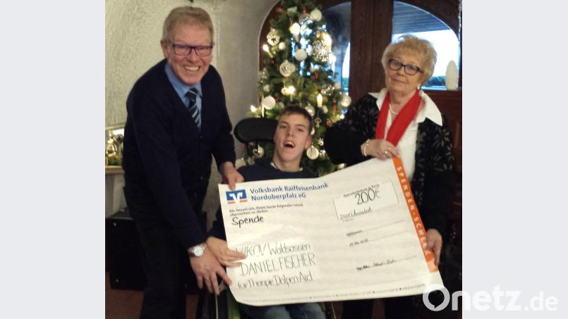 VdK-Ortsvorsitzender Sebastian Zeitler, Daniel Fischer und VdK-Kassierin Regina Zeitler bei der symbolischen Scheckübergabe. Bild: kdi